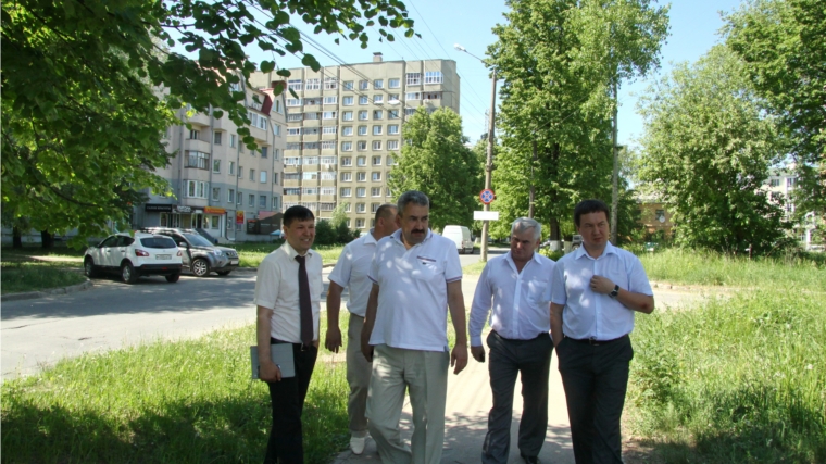 Глава города проверил ход выполнения работ по покосу травы в Чебоксарах