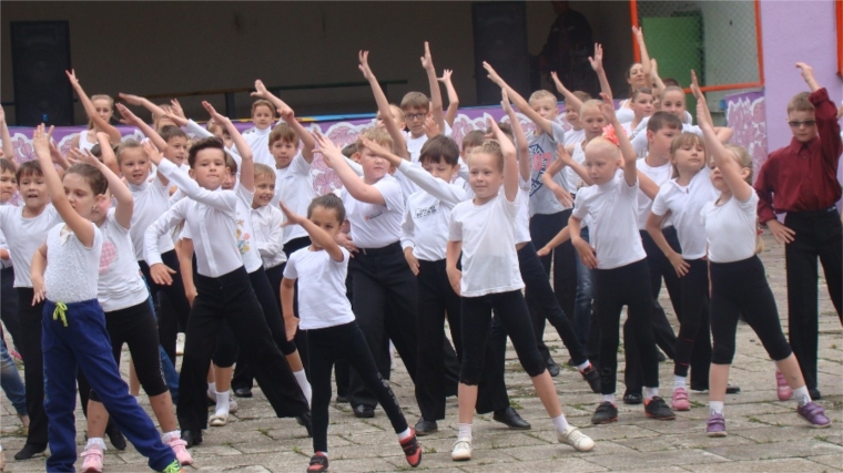 В Шумерле День России встретили танцевальным марафоном «Танцуй, пока молодой»