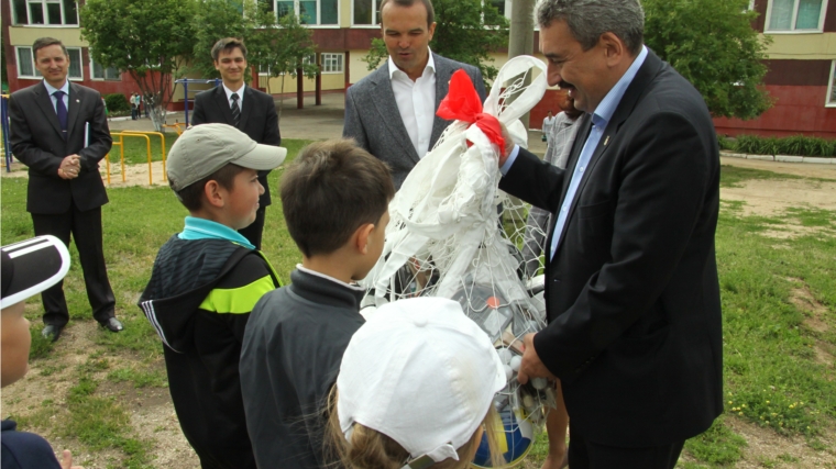 Глава города ознакомился с организацией работы пришкольных лагерей