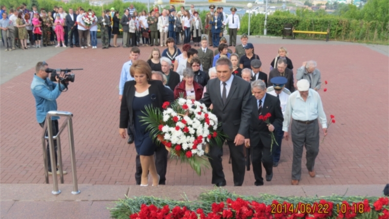 В День Памяти и скорби ветераны и общественность Ленинского района возложили цветы к памятнику воинам, умершим о ран в госпиталях г.Чебоксары, и к Монументу Славы