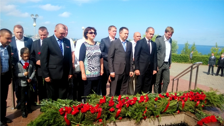 Депутаты Чебоксарского городского Собрания, в День памяти и скорби, возложили цветы к Монументу Славы
