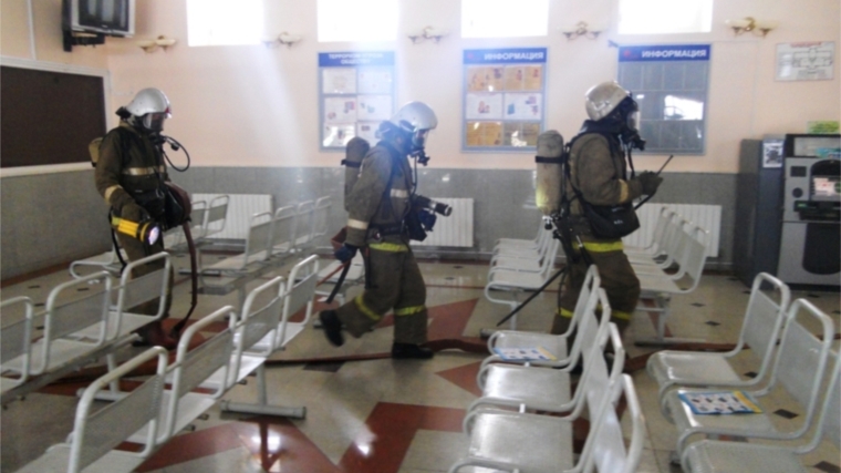 _Противопожарные подразделения в Алатыре отрабатывали навыки тушения пожара на железнодорожном вокзале