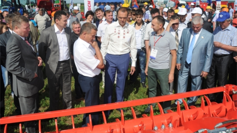 Глава Чувашии Михаил Игнатьев посетил республиканскую выставку-демонстрацию «День поля – 2014» в Комсомольском районе