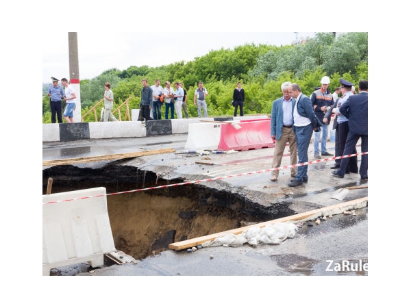 В Чебоксарах произошел обвал грунта Московского моста. Движение полностью перекрыто