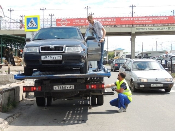 В ЧЕБОКСАРАХ НЕПРАВИЛЬНО ПРИПАРКОВАННЫЕ АВТОМОБИЛИ ВЫВОЗЯТ НА ШТРАФСТОЯНКУ &quot;Чебоксары.ru&quot;