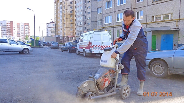 Дорожная лаборатория проверяет качество асфальтобетонного покрытия дворовых территорий города