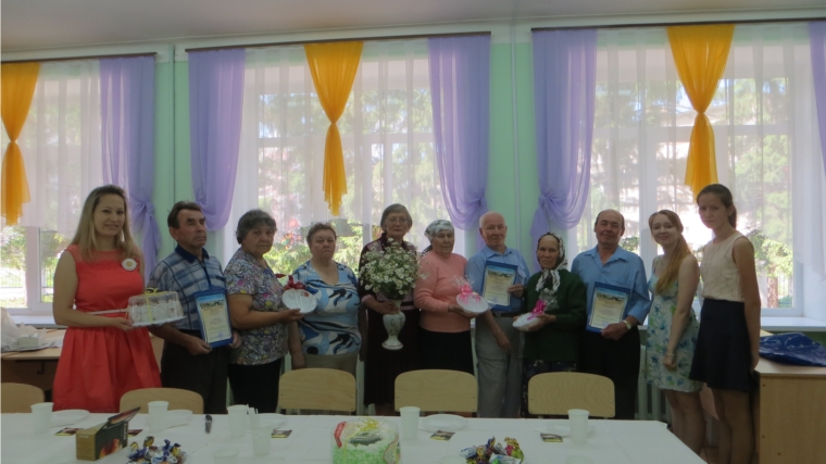 ТОС «Стрелка» и Молодежное правительство Ленинского района г. Чебоксары поздравили крепкие семьи, прожившие в браке более 50 лет