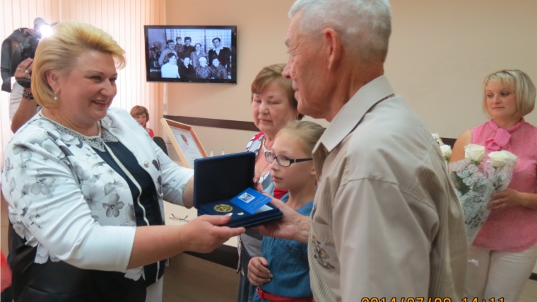Министр юстиции Чувашии Надежда Прокопьева вручила медали «За любовь и верность» и свидетельства о браке семьям Ленинского района