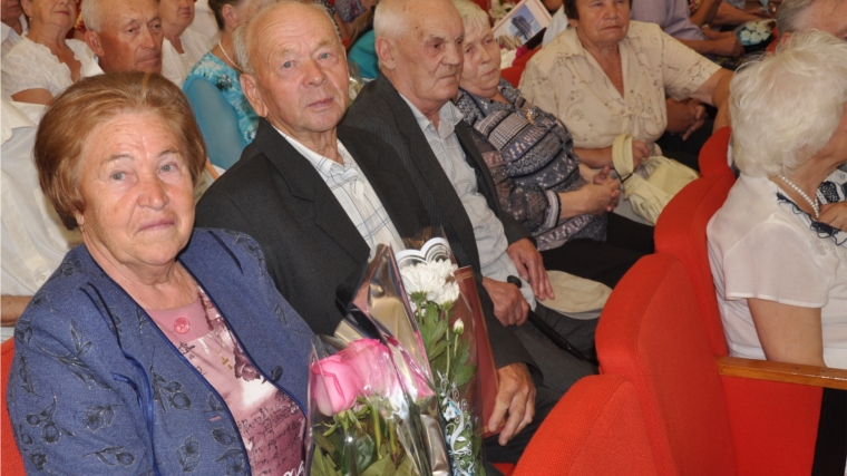 В День семьи, любви и верности в Новочебоксарске отметили супружеские пары за крепость семейных устоев