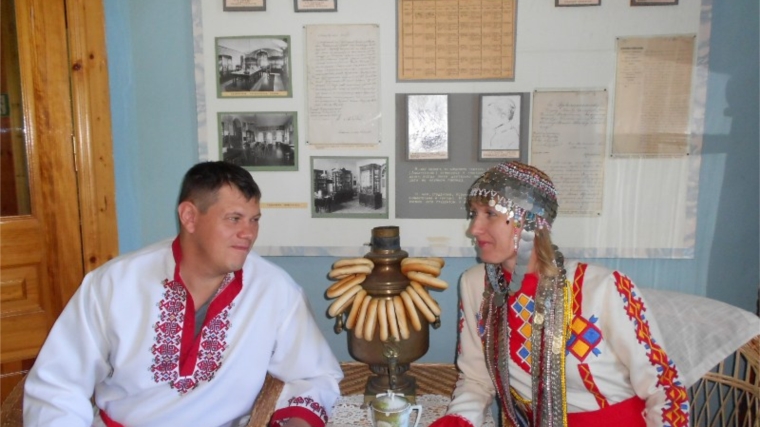В год культуры: знакомство туристов с чувашскими национальными костюмами
