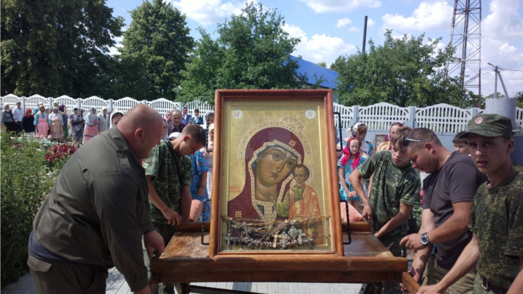 Православные жители Тугаевского сельского поселения встречали чудотворную икону Пресвятой Богородицы, именуемую Табынской
