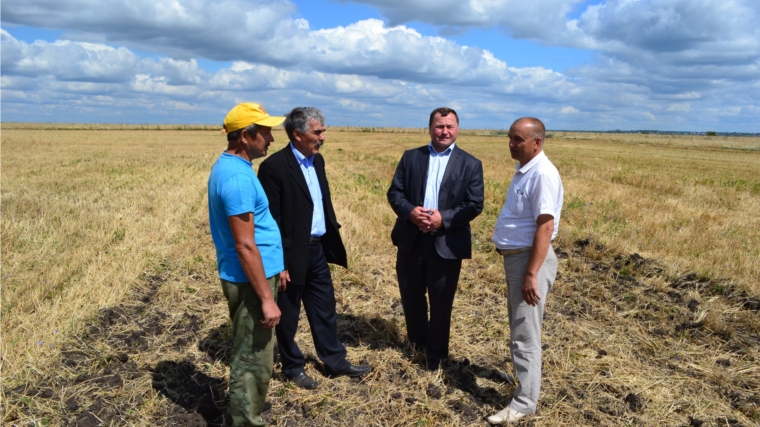 Глава администрации Канашского района Владислав Софронов ознакомился с ходом уборки урожая