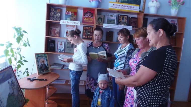 _Передвижная выставка «Любовью и единением спасемся» в Малотаябинской сельской библиотеке