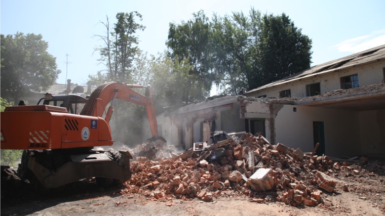 Со сноса нежилого аварийного здания по улице Фучика в Чебоксарах началась подготовка к строительству долгожданной транспортной развязки