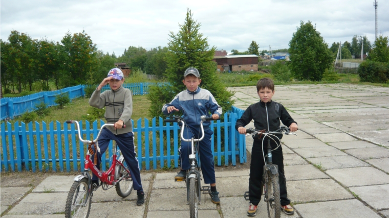 В День здоровья и спорта провели велогонку среди мальчиков