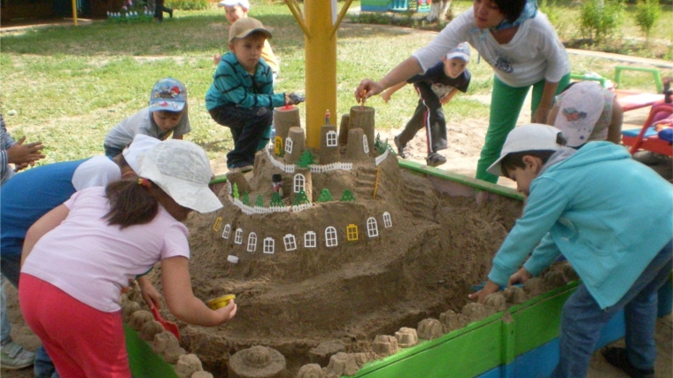 В преддверии празднования Дня города дошкольники строят песочные Чебоксары