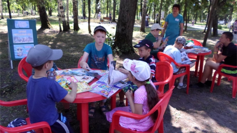 В городском парке культуры и отдыха продолжается работа выездного летнего читального зала «Книга под солнцем»