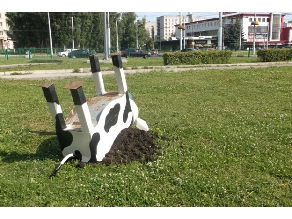 Неизвестные в Чебоксарах перевернули контейнеры с цветами и урны с мусором
