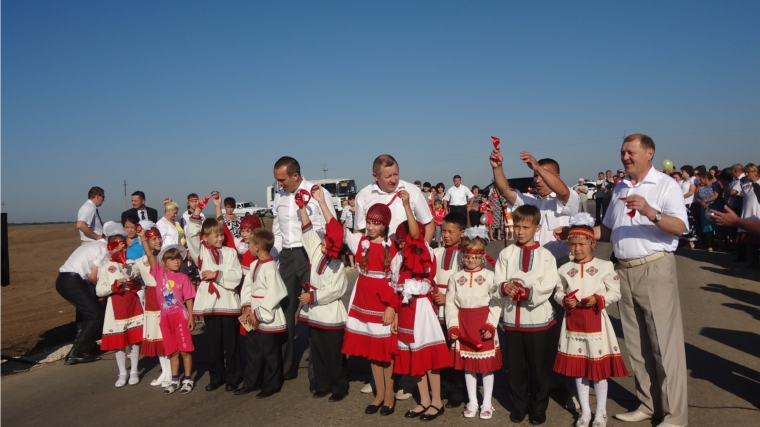 Глава Чувашской Республики М. В. Игнатьев участвовал на открытии дороги к школе в деревне Шихабылово
