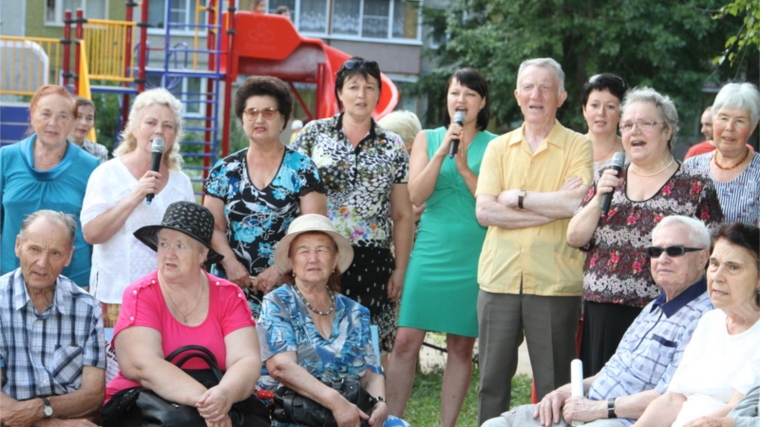 Депутаты Чебоксарского городского Собрания активно помогают в реализации музыкально-певческого проекта &quot;Караоке во дворе&quot;