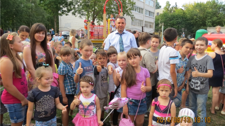 Юным чебоксарцам ко Дню города подарили еще один новый детский городок