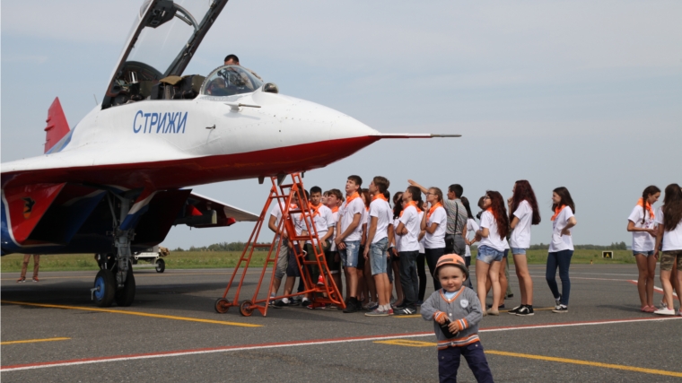 Администрацией города Чебоксары организованы экскурсии для чебоксарских школьников: первым делом самолеты и встреча с пилотажной группой «Стрижи»