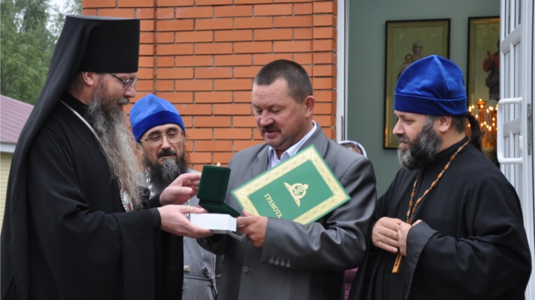 Глава администрации Батыревского района Николай Глухов удостоился патриаршего знака