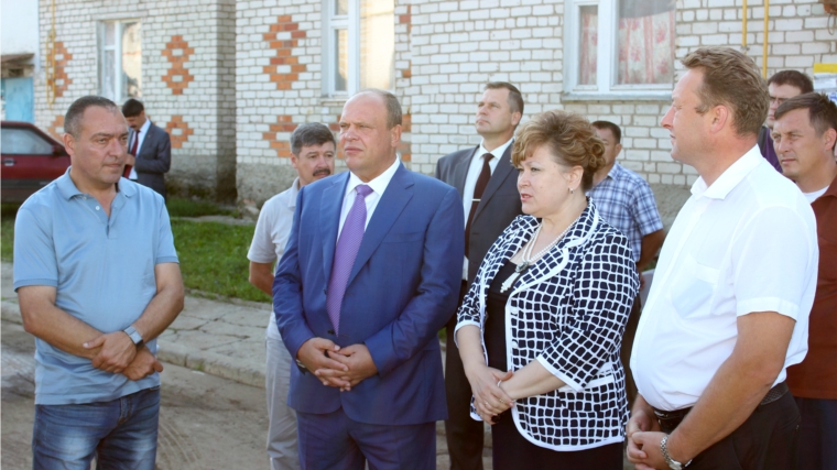 Начальник Горьковской железной дороги Анатолий Лесун ознакомился с ходом строительства нового дома в Канаше