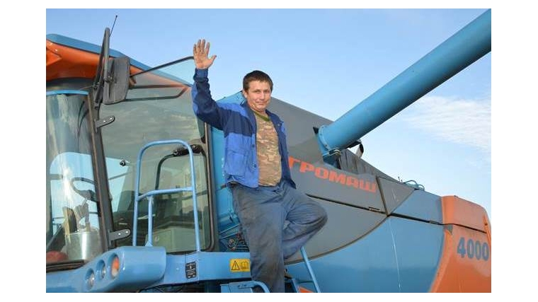Первый собранный в Чебоксарах зерноуборочный комбайн АГРОМАШ 4000 успешно проводит первую жатву