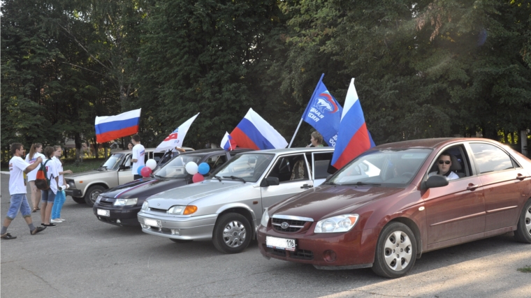 Активисты «Молодой Гвардии Единой России» День Государственного флага отметили автопробегом