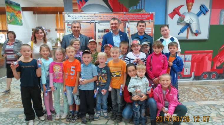 Дети с Украины вместе с депутатом ЧГСД Владимиром Радиным побывали с экскурсией на пожарно-технической выставке