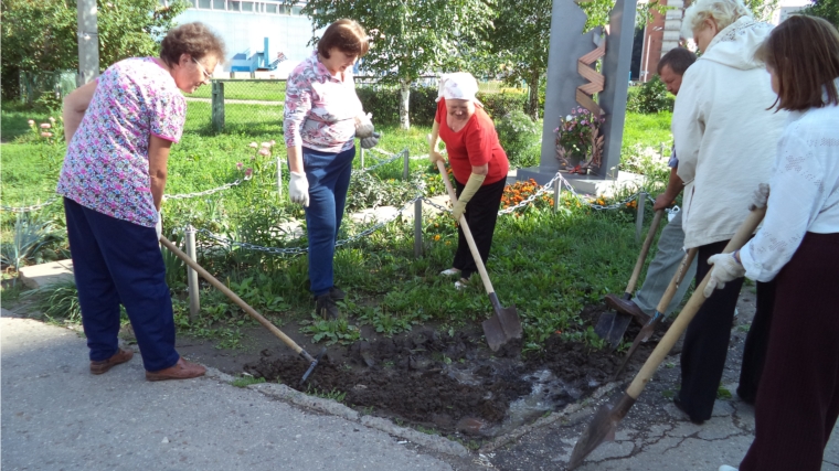 На уборку аллеи Победы вышли активисты ТОС «Юраковский»