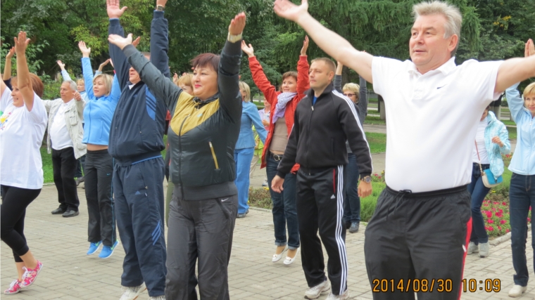 Жители Ленинского района стали активными участниками массовой утренней зарядки