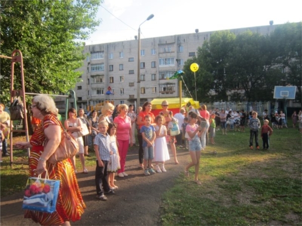 В чебоксарских дворах продолжаются праздники, посвящённые Дню города ("Чебоксары.ру")