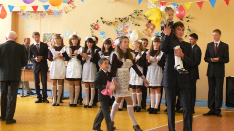 Глава Ядринской районной администрации Владимир Кузьмин принял участие в праздновании дня Знаний в Ювановской СОШ