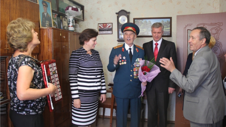 Министр Алла Самойлова поздравила с 90-летием ветерана ВОВ Николая Якимова