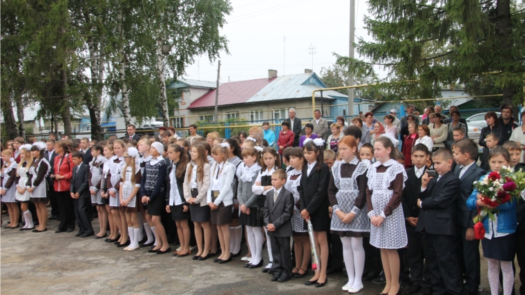 Глава администрации Шумерлинского района поздравил с Днем знаний учащихся Ходарской школы