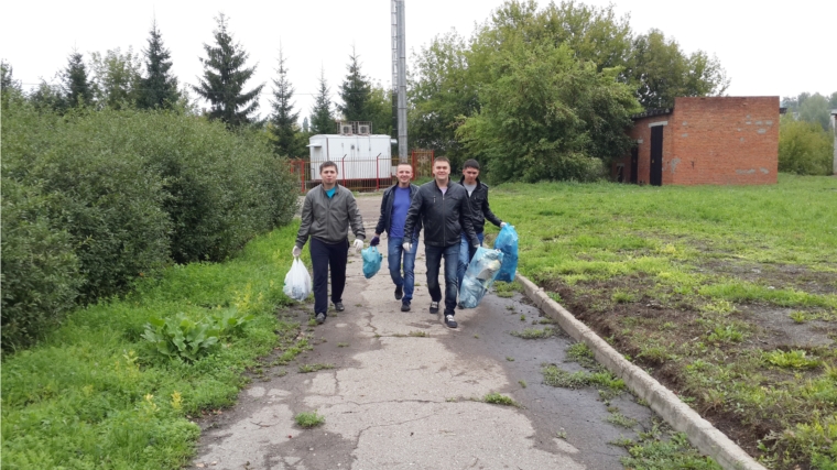 Сотрудники отдела надзорной деятельности по г. Новочебоксарску и сотрудники пожарной части вышли на экологический субботник