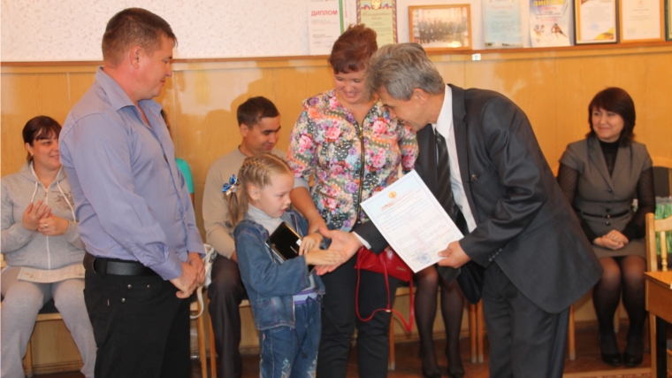 Глава администрации Шумерлинского района вручил молодым семьям свидетельства о праве на получение социальной выплаты для приобретения или строительства жилья