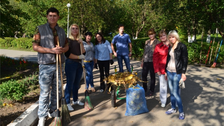 За чистоту родного города: работники администрации города Шумерли приняли участие в экологическом субботнике