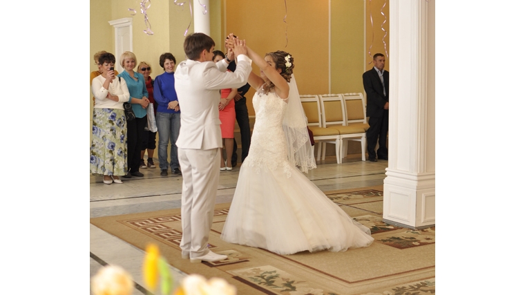 г. Алатырь: первый месяц осени открыл новый свадебный сезон