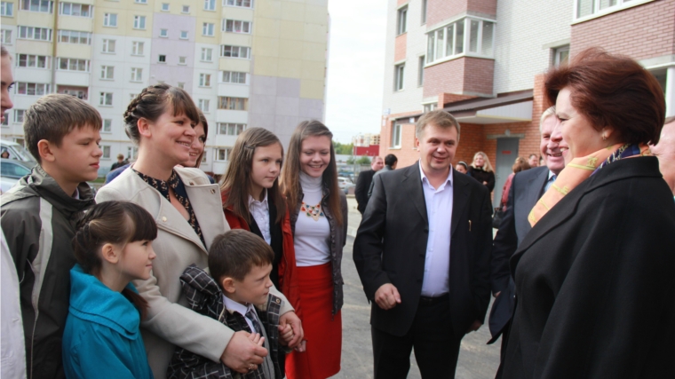 Две многодетные семьи г. Новочебоксарск получили ключи от новых квартир
