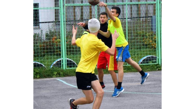 В Ленинском районе проходит открытый чемпионат по баскетболу среди школьников, посвященный форуму «Россия – спортивная держава»