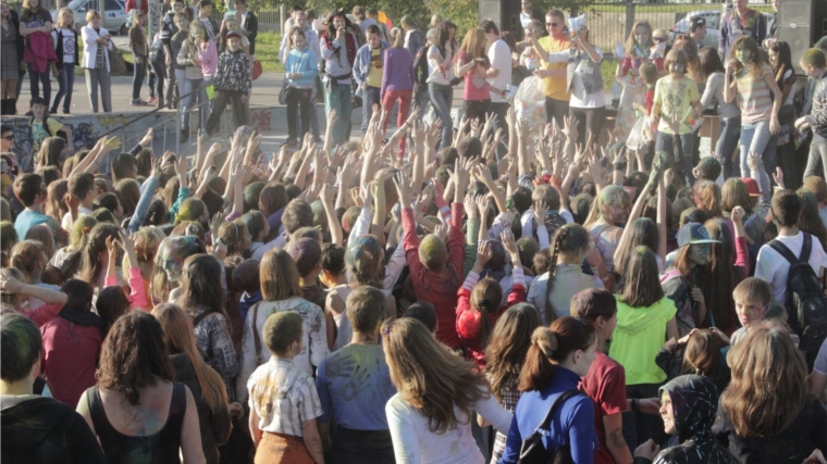 Первый «Фестиваль красок Холи» собрал новочебоксарскую молодежь в скейт-парке