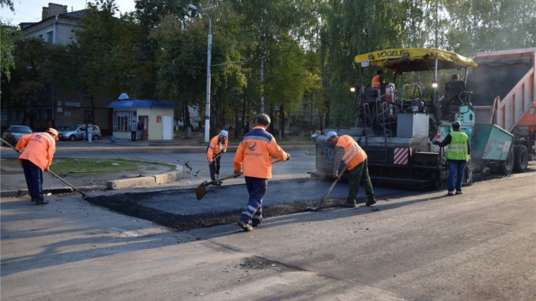 В Новочебоксарске продолжается ремонт асфальтового покрытия