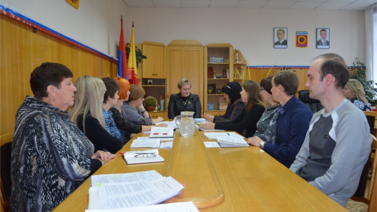 Глава администрации города Шумерли Любовь Дмитриева провела рабочее совещание с руководителями и специалистами финансового отдела администрации