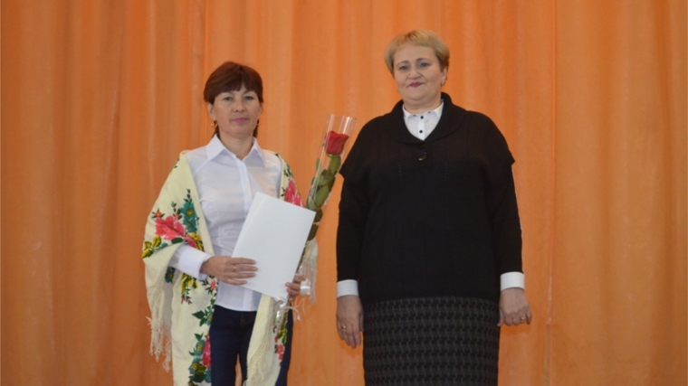 Глава администрации города Шумерли Любовь Дмитриева поздравила педагогов с профессиональным праздником