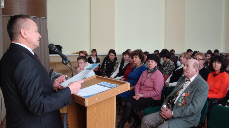 В праздник учителей депутат Владимир Кузин посетил все пять школ своего округа