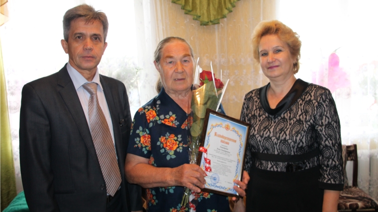 Заслуженный учитель Чувашской АССР, жительница Шумерлинского района Анна Дмитриевна Дмитриева принимает поздравления с юбилеем