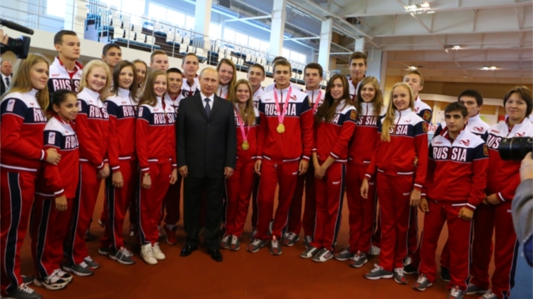 Владимир Путин в Новочебоксарске посетил легкоатлетический манеж СДЮСШОР №3